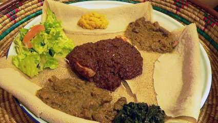En Éthiopie, on mange des injera au petit-déjeuner, d’épaisses galettes préparées avec les minuscules grains du teff.