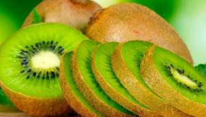 Composé de plus de 80 % d’eau, le kiwi est peu calorique (47 kcal pour 100 g). Sa composition nutritionnelle n’en est pas moins particulièrement intéressante.